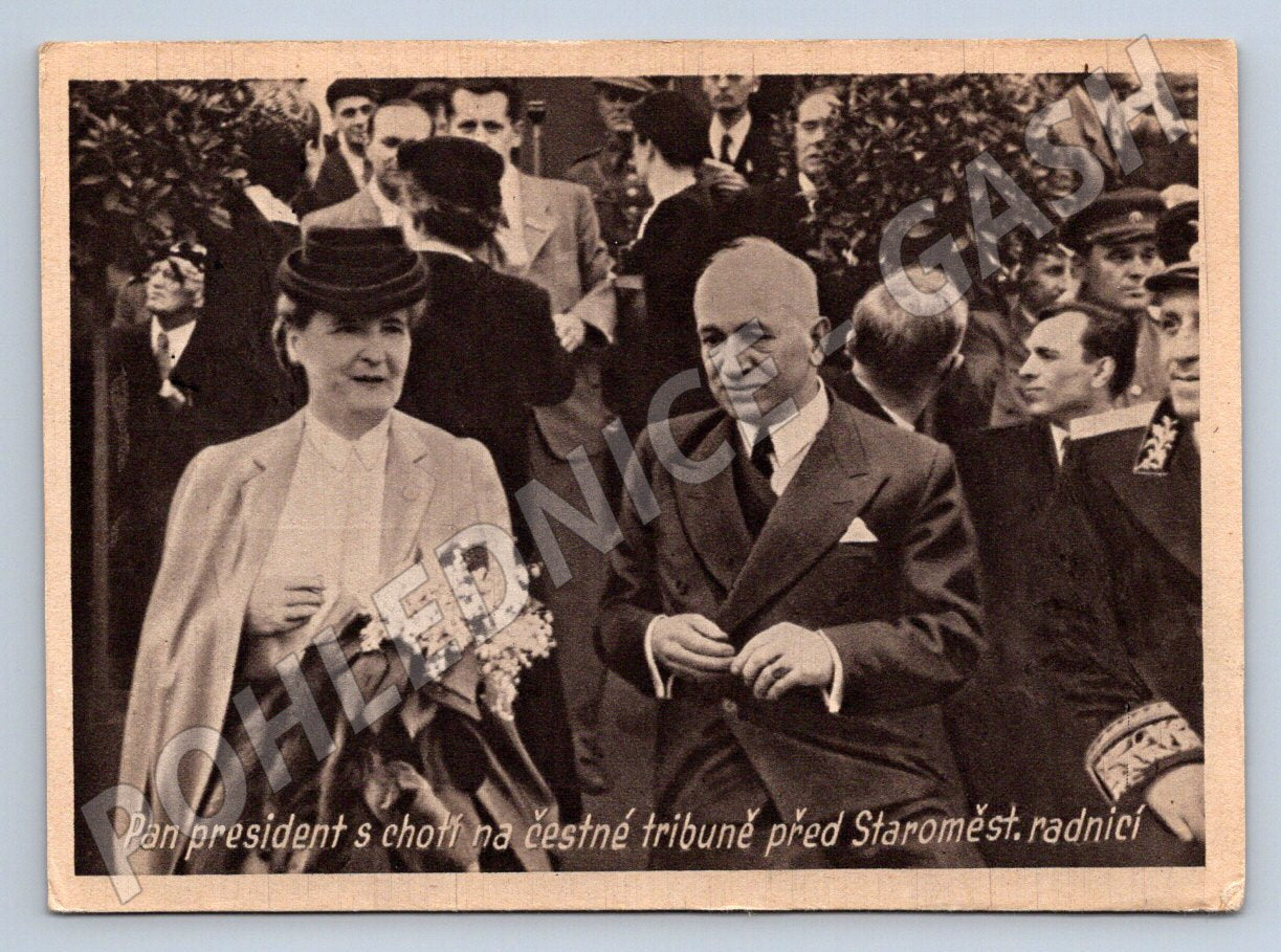 Postcard of the president with his wife on the tribune in front of the city hall (ST3287)