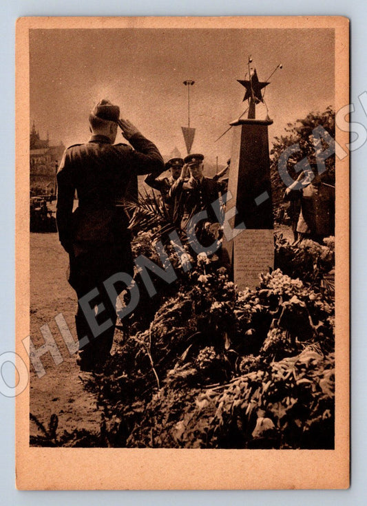 Pohlednice květen 1945 voják u pomníku SSSR 2 světová válka (ST3305)