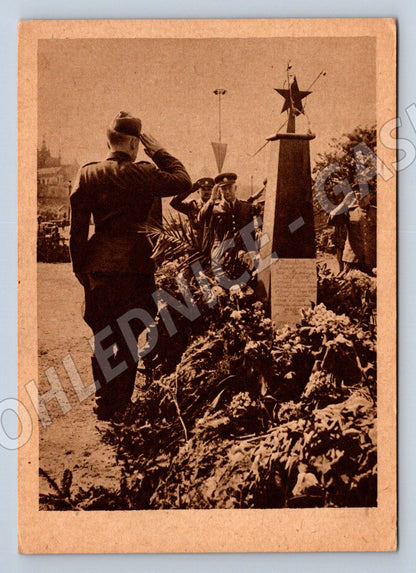 Postcard May 1945 soldier at the monument small format (ST3312)