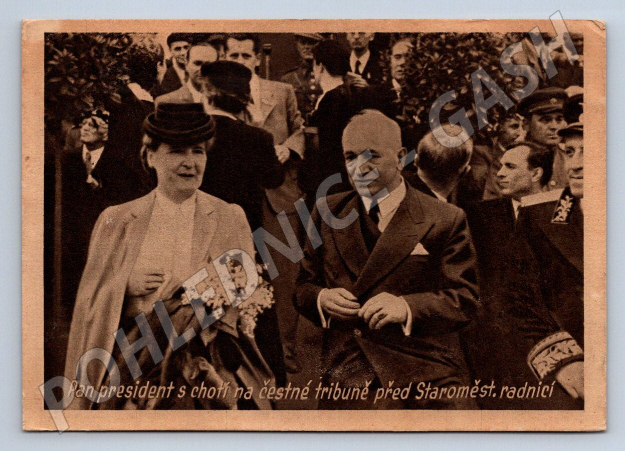Postcard President with his wife on the tribune in front of the town hall 1946 (ST3316)