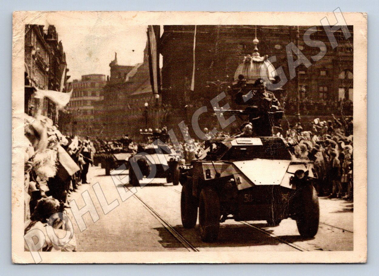 Postcard Prague 1946 welcoming the armored brigade military column (ST3321)