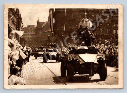 Postcard Prague 1946 welcoming the armored brigade military column (ST3321)