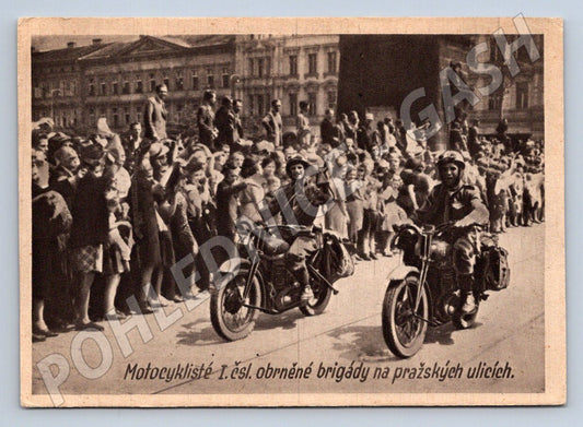 Pohlednice motorkáři čs obrněné brigády v pražských ulicích (ST3326)