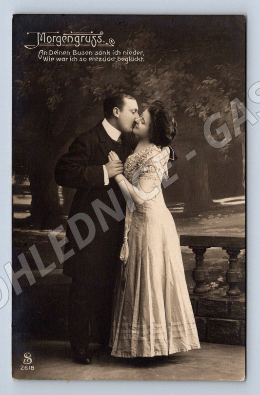 Postcard Austria-Hungary – couple kissing with stamp (ST3478)