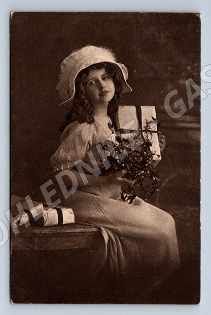Postcard girl with a gift – Art Nouveau 1911 Rak-Uh (ST3483)