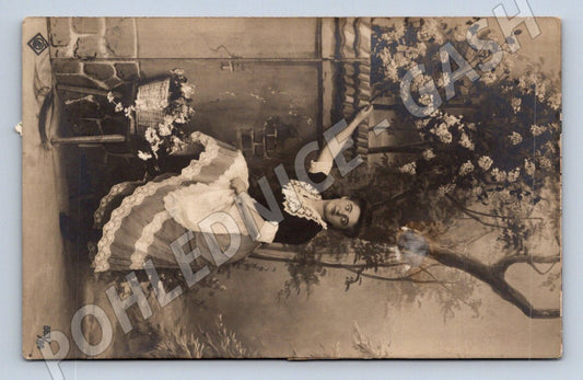 Postcard Austria Hungary girl with flowers small format (ST3494)
