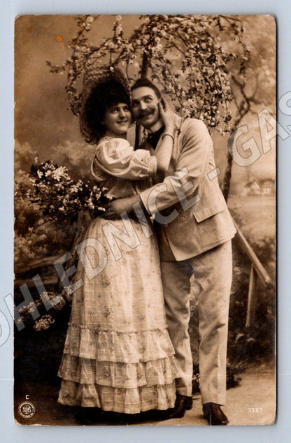 Postcard loving couple Czech Republic before 1950 romance stamp (ST3499)