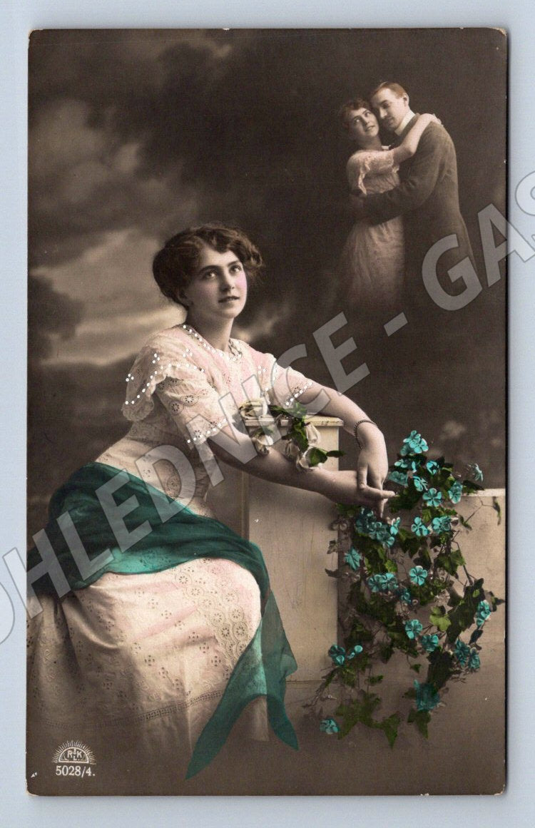 Postcard colored woman with flowers circa 1915 (ST3505)