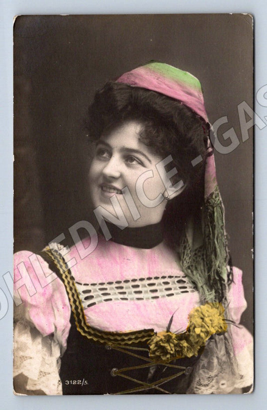 Pohlednice žena v kroji kolorovaná cca 1900 rakousko uhersko (ST3513)