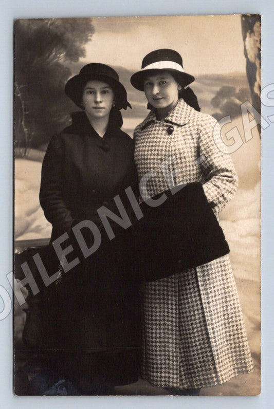 Postcard Prague portrait of two women atelier ant houska until 1950 (ST3522)