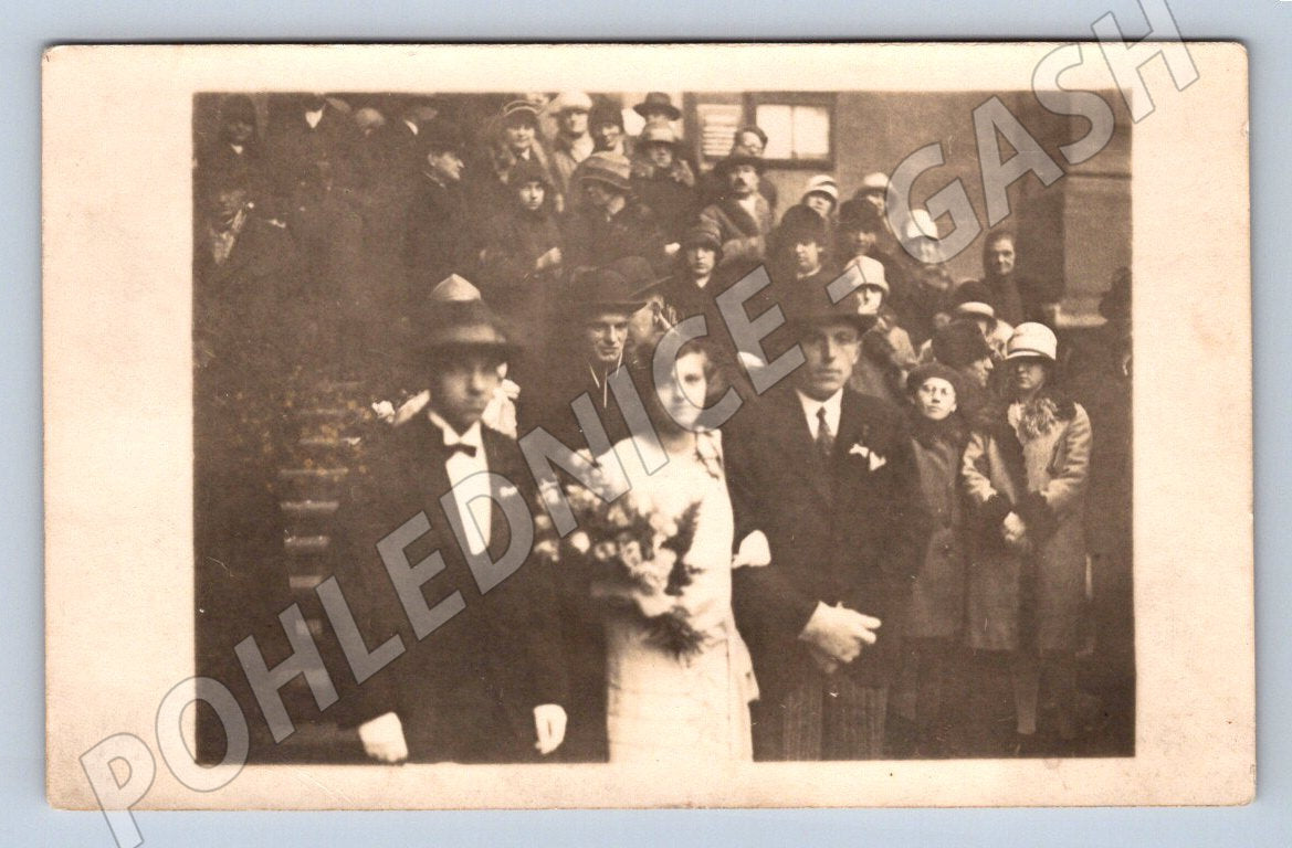 Postcard Prague group of people photographer Kratina 1927 (ST3764)