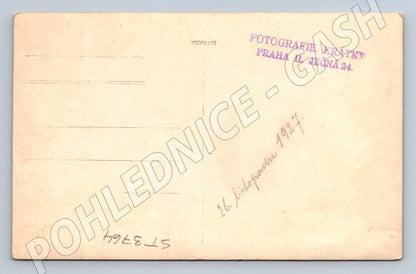 Postcard Prague group of people photographer Kratina 1927 (ST3764)