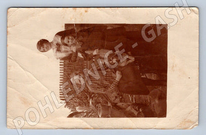 Pohlednice rodina se psem černobílá vintage (ST3766)