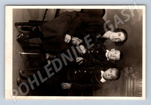 Postcard Woman and Two Boys Louna Bohumil Landgráf (ST3767)