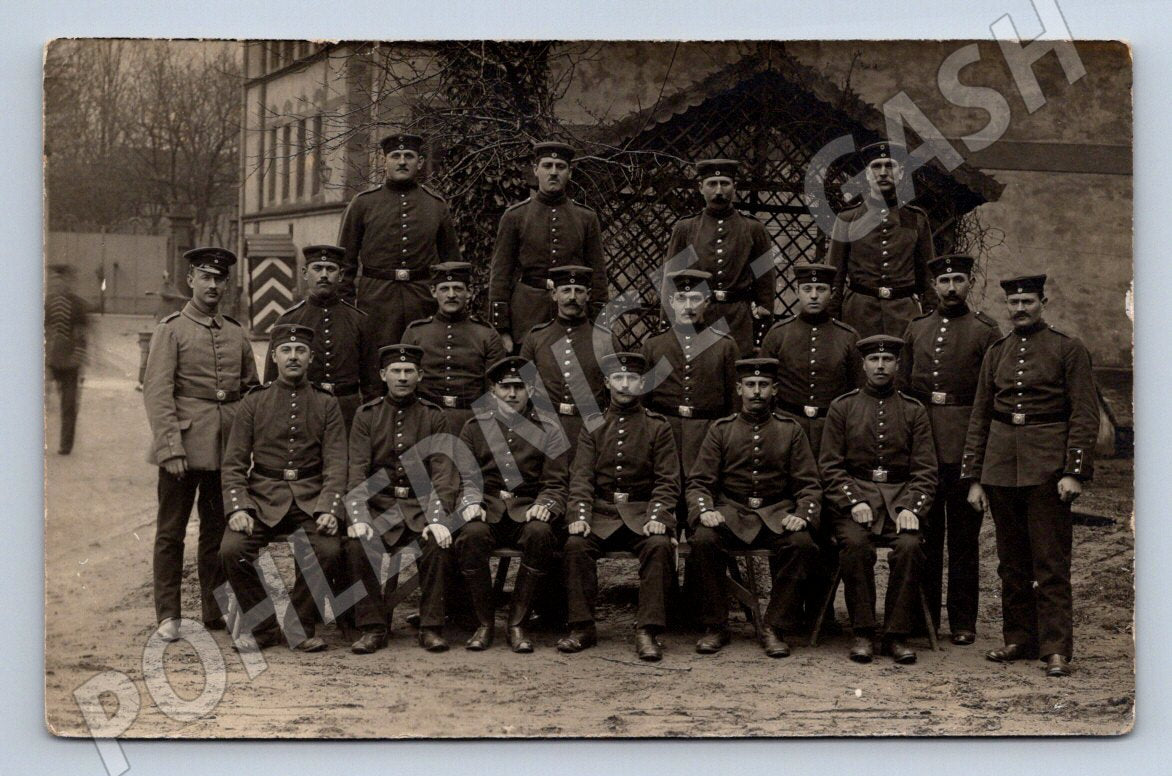 Postcard soldiers in uniforms Germany (ST4171)
