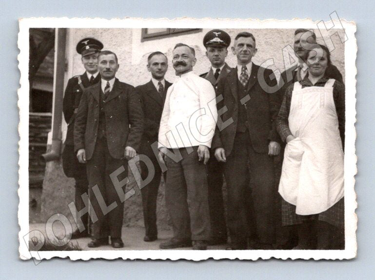 Postcard group of people in front of a house (ST4182)