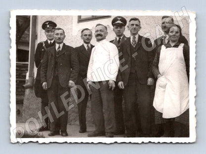 Postcard group of people in front of a house (ST4182)