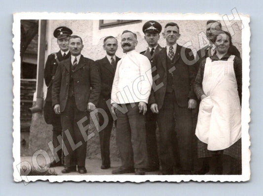 Postcard group of people in front of a house (ST4182)