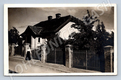 Postcard family house historical (ST4194)
